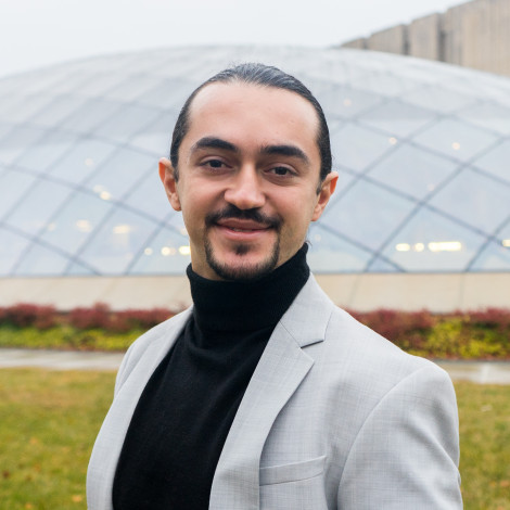 Portrait of Ozan Beran Akturan outside of the glass dome of Mansueto Library.