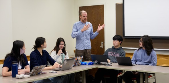 Andy Eggers teaching a class